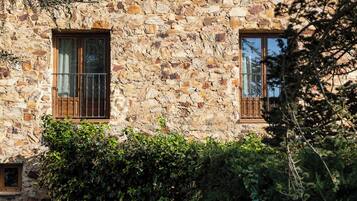 Minibar, coffres-forts dans les chambres, bureau