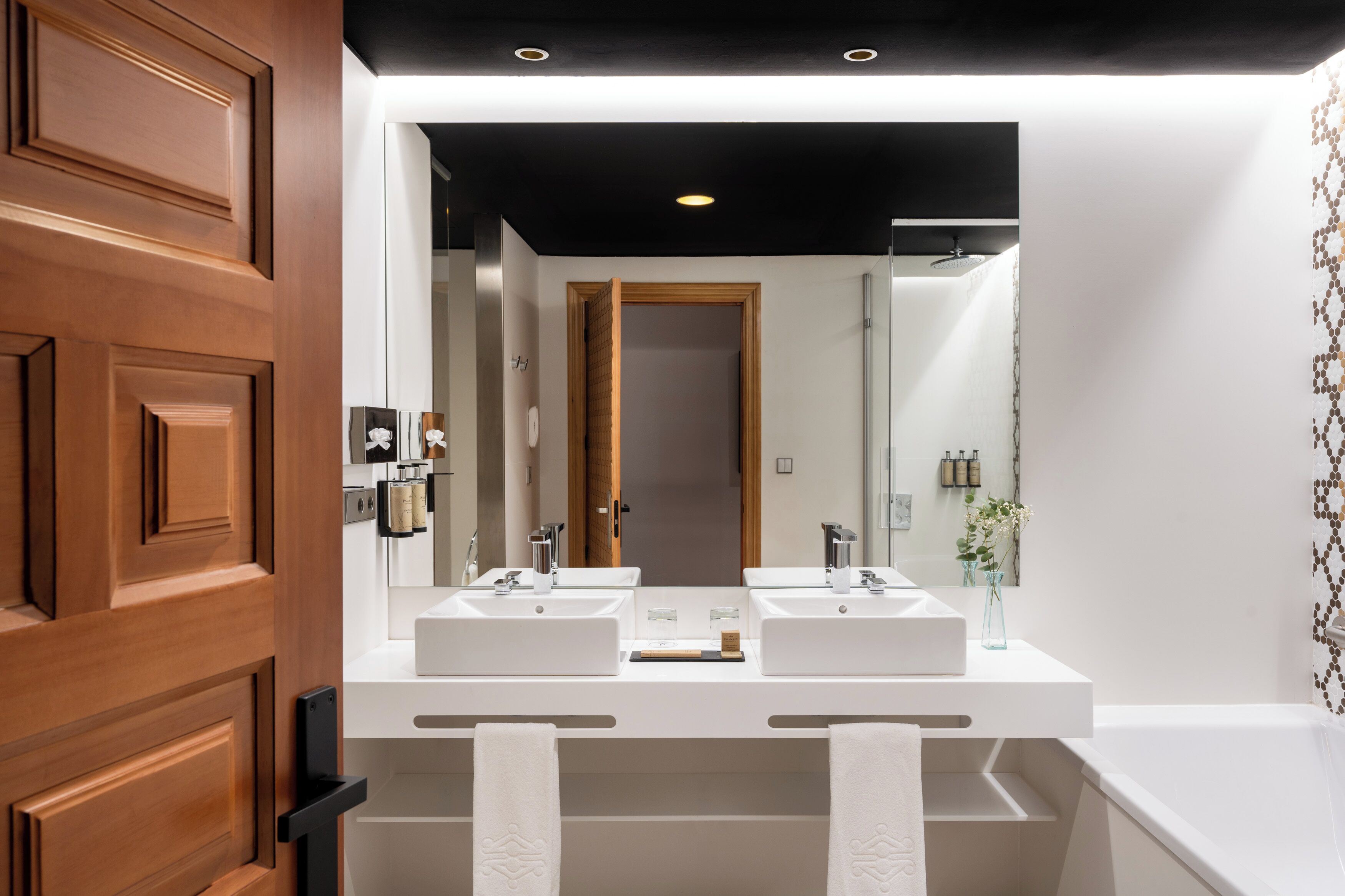 superior twin room | 1 bedroom, minibar, in-room safe, desk