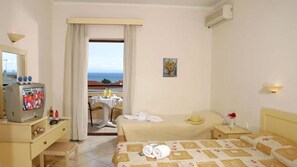 خزنة داخل الغرفة ومكواة/لوح كي