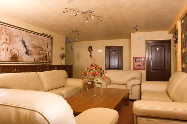 Lobby sitting area - Krone Hotel Bistrita (Bistrita)