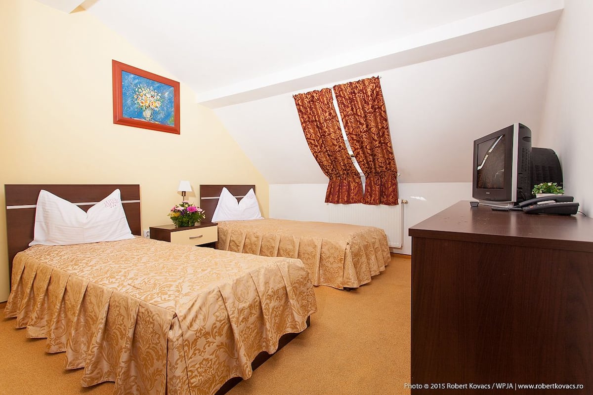 Cubrecamas, minibar, escritorio y cortinas blackout