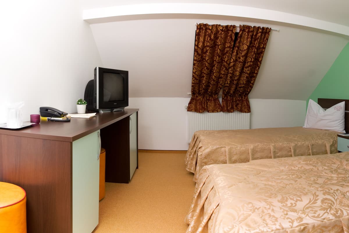 Cubrecamas, minibar, escritorio y cortinas blackout