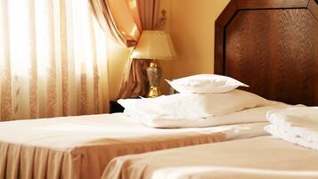 Habitación estándar con 2 camas individuales | Minibar, caja fuerte, escritorio y cortinas opacas