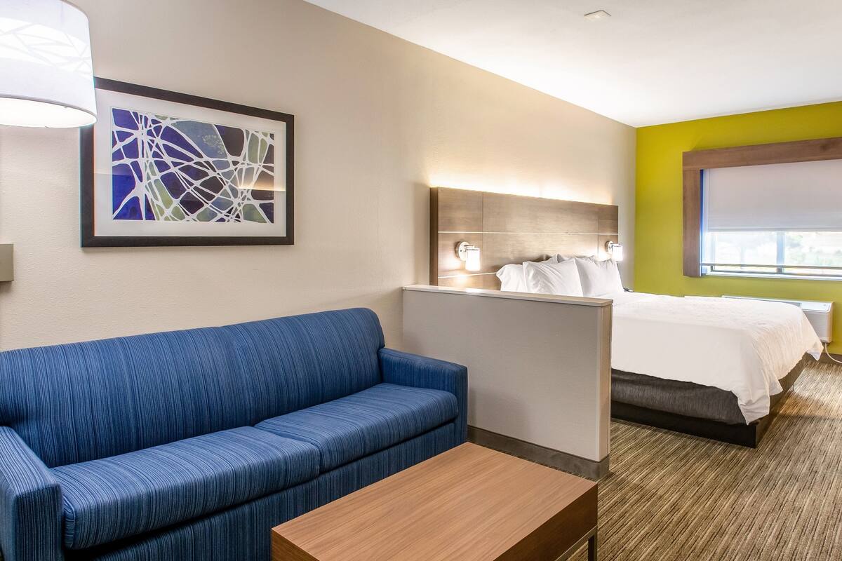 Premium bedding, in-room safe, desk, blackout drapes