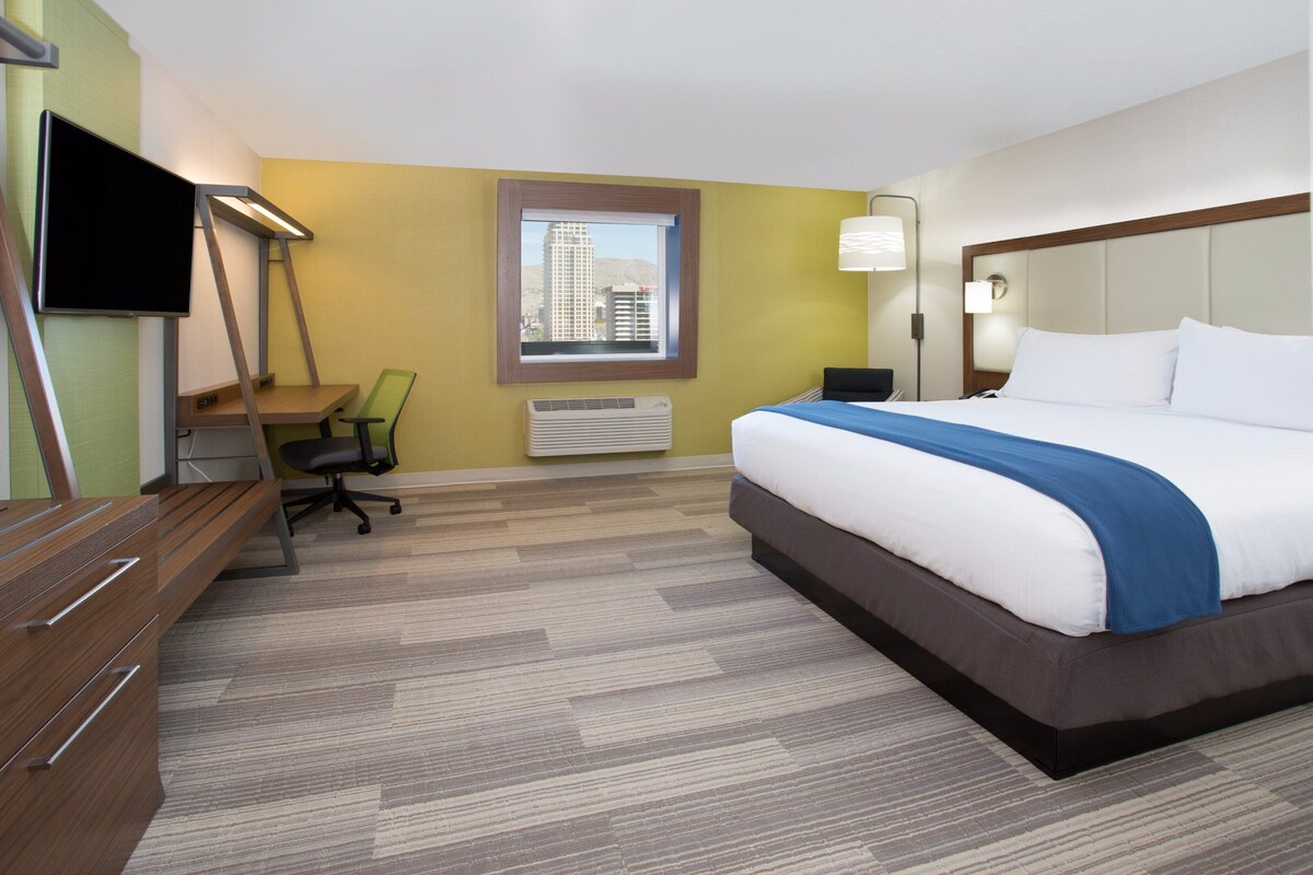 Premium bedding, in-room safe, desk, blackout drapes