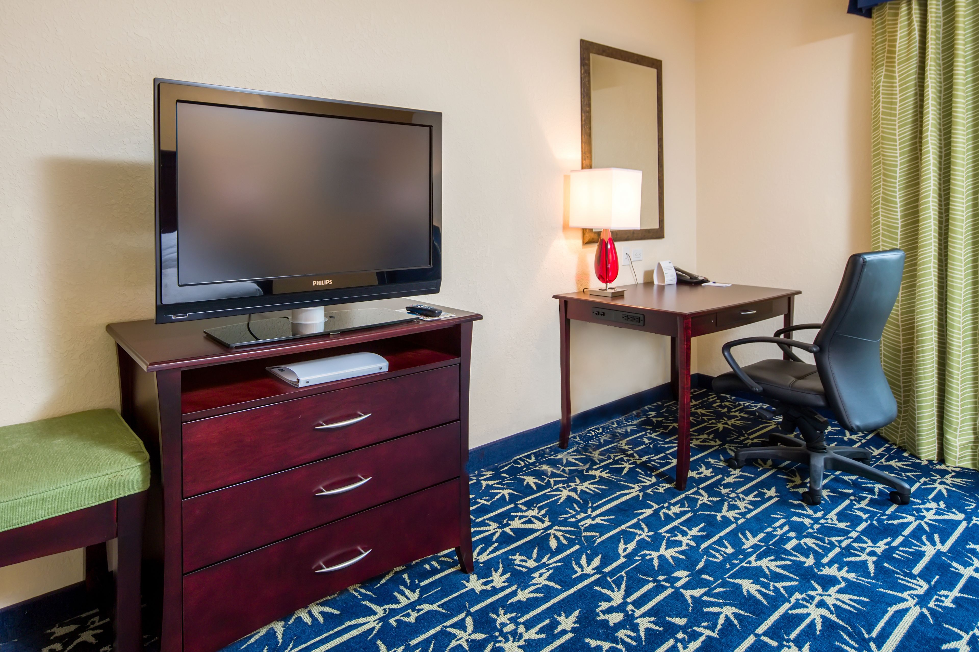 standard room, 1 king bed, accessible (communications, accessible tub) | room amenity