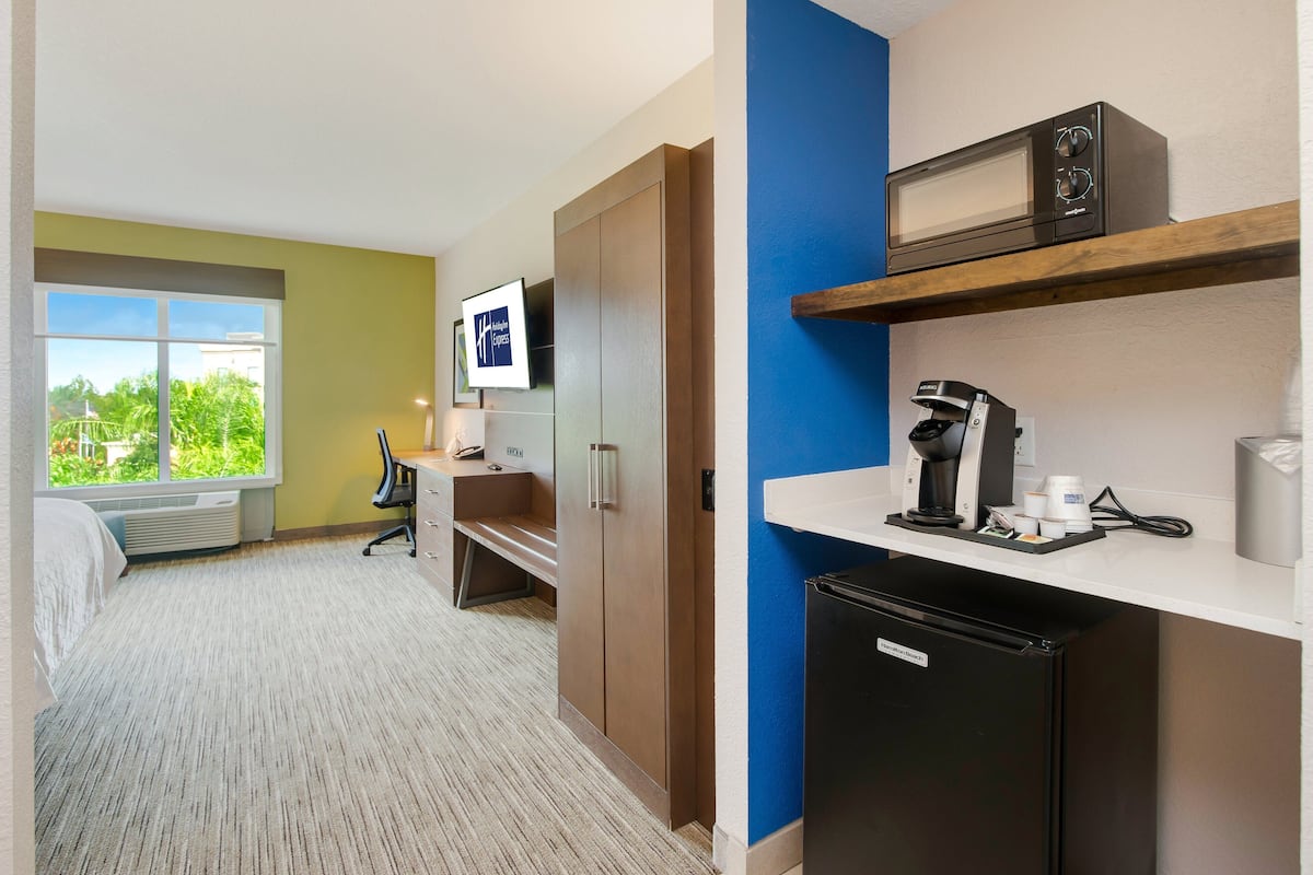 Standard Room, 1 King Bed | In-room safe, desk, blackout drapes, iron/ironing board