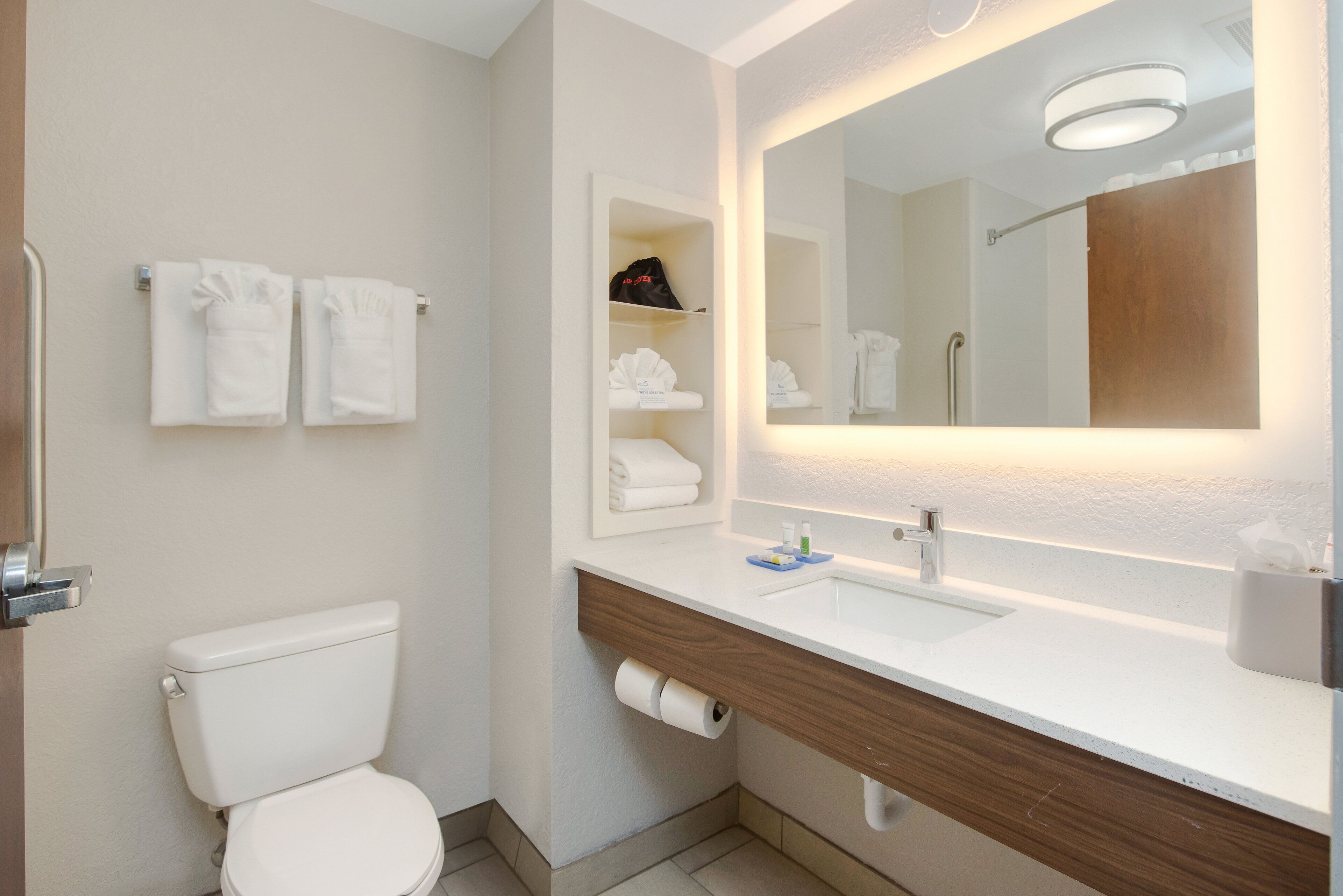 standard room, 1 king bed | bathroom | combined shower/bathtub, hair dryer, towels