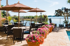Outdoor pool, sun loungers - Inn On The Lakes (Sebring)