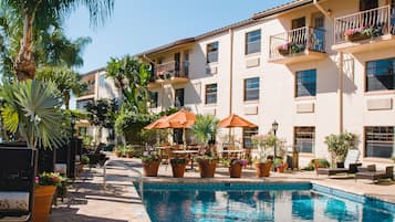 Outdoor pool, sun loungers