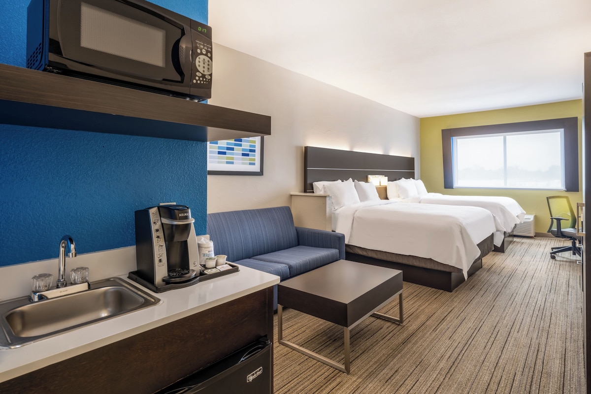 Suite, 2 queensize-senger (Additional Living Area) | Skrivebord, blendingsgardiner, strykejern/-brett og wi-fi (inkludert)