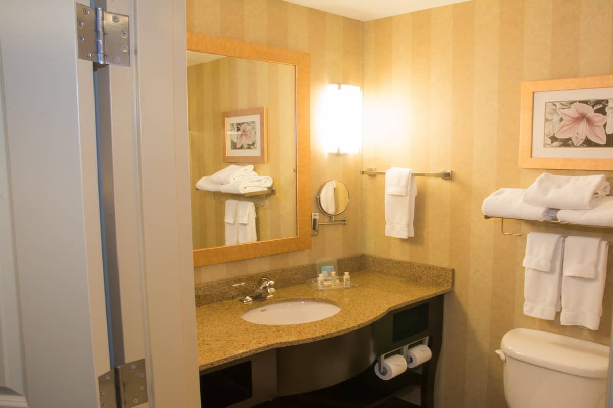 Combined shower/bathtub, hair dryer, towels