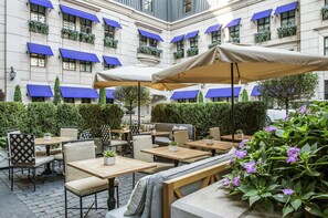 Breakfast, lunch, dinner and brunch served - Waldorf Astoria Chicago (Chicago)