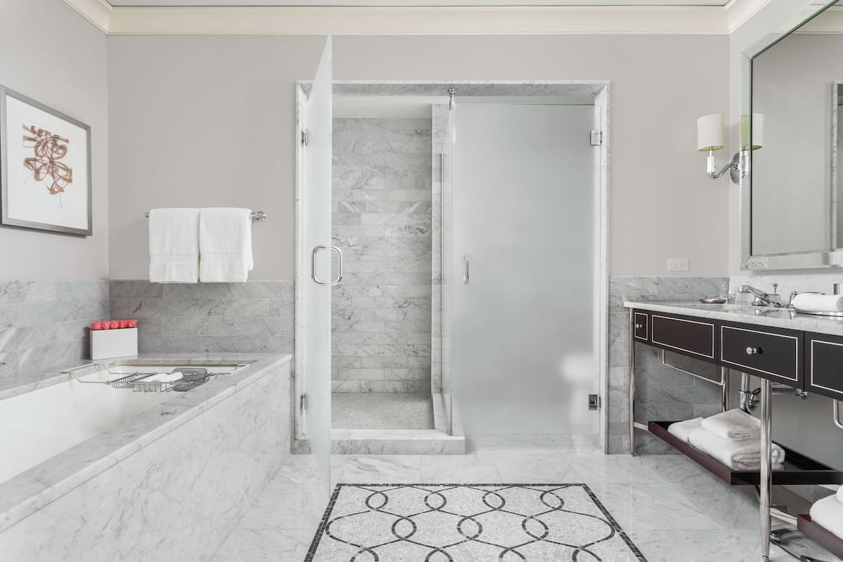 Baignoire et douche séparées, baignoire relaxante profonde