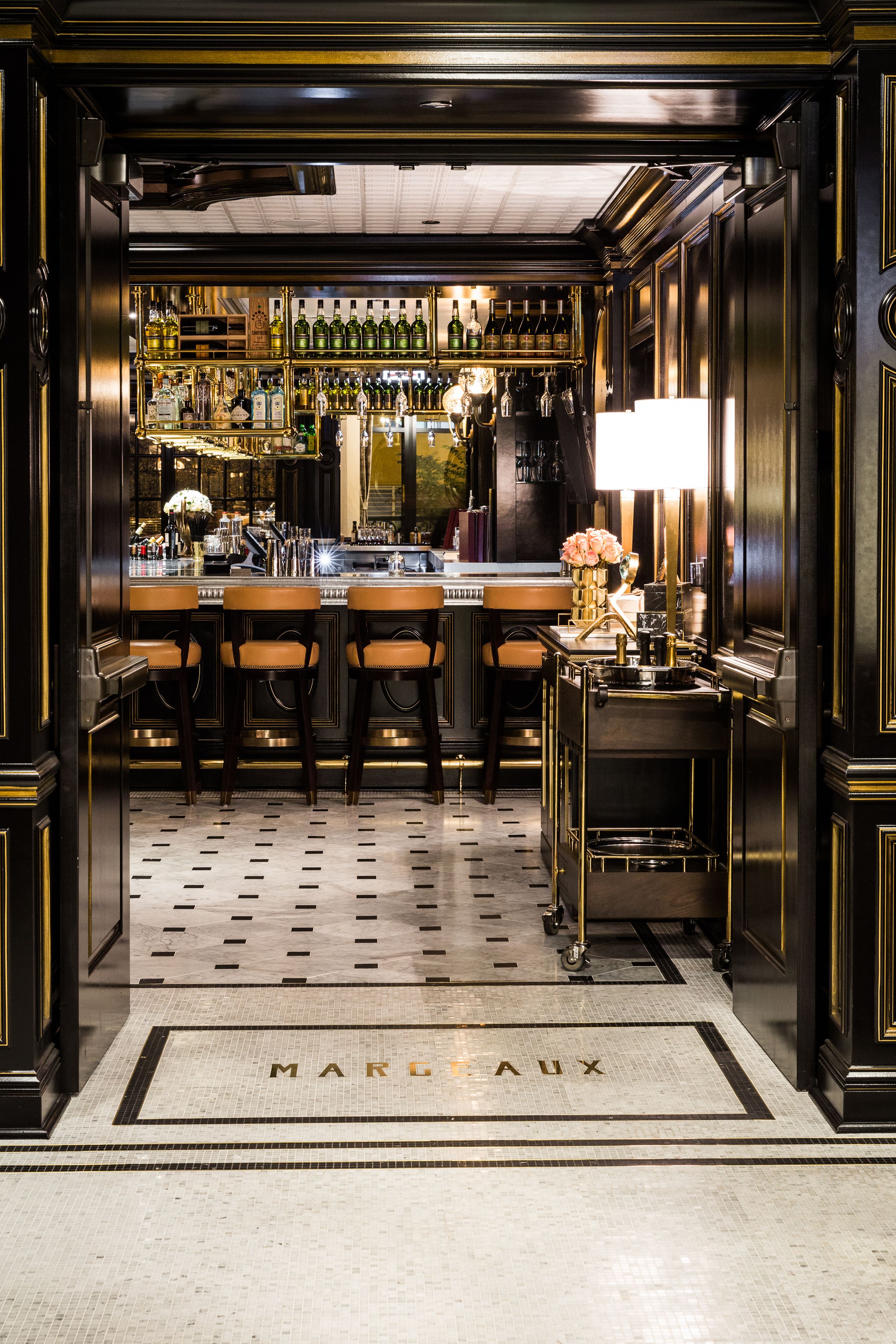 حيث تُقدم وجبات الإفطار، الغداء، العشاء، الأطباق الأمريكية