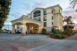 Exterior - La Quinta Inn & Suites by Wyndham NE Long Beach/Cypress (Hawaiian Gardens)