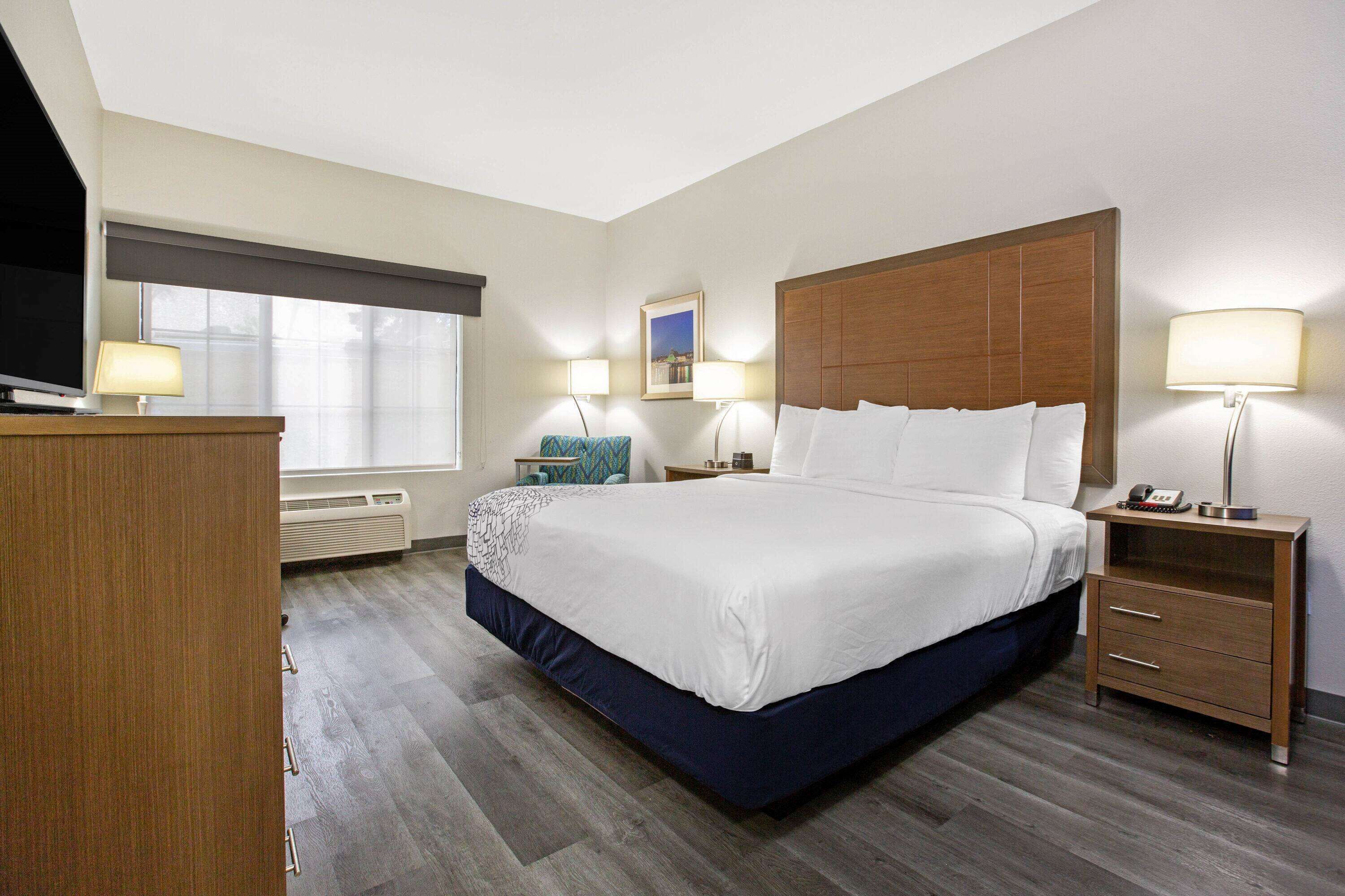 Sengetøy av topp kvalitet, safe på rommet og skrivebord