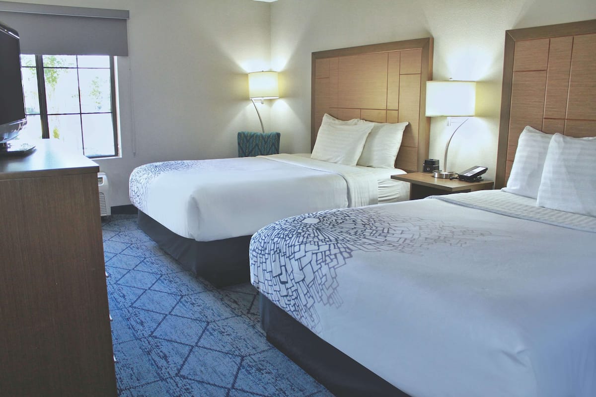 Kamar Deluks, 2 Tempat Tidur Queen, Bebas Asap Rokok | Seprai premium, brankas, meja kerja, dan tirai kedap cahaya