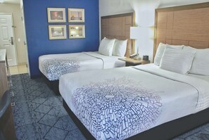Ropa de cama de alta calidad y caja de seguridad en la habitación
