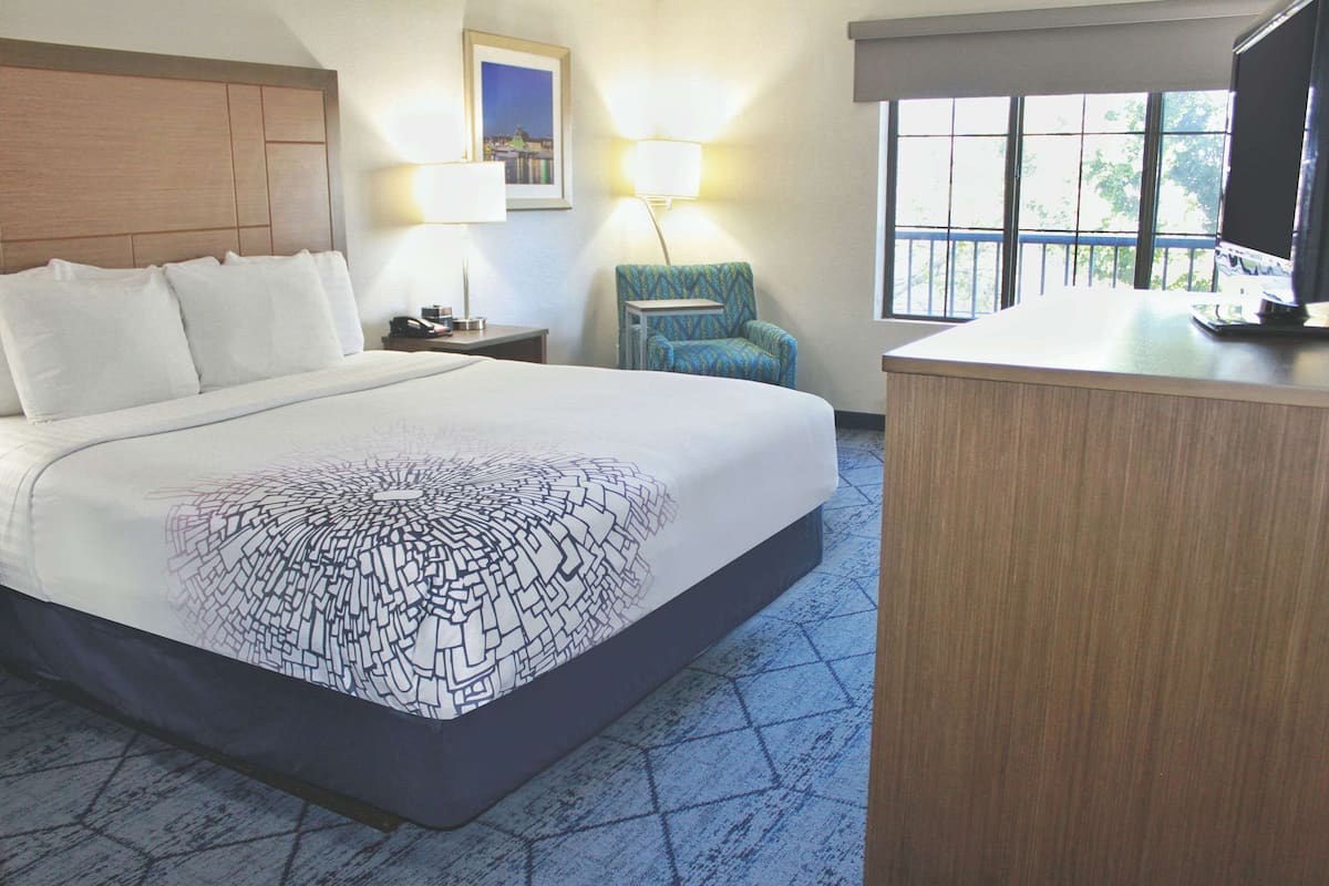 Room, 1 King Bed, Accessible, Non Smoking (Mobility Accessible) | Premium bedding, in-room safe, desk, blackout drapes