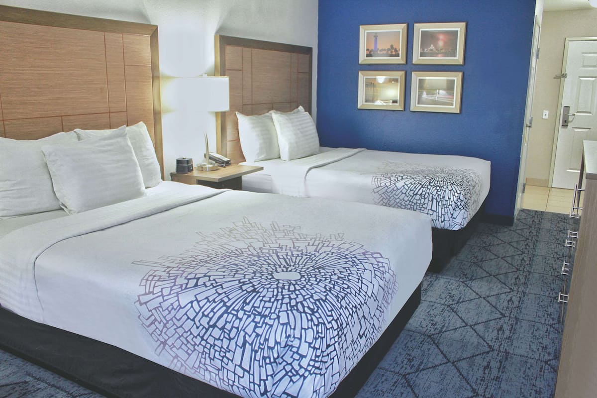 Kamar, 2 Tempat Tidur Queen, akses difabel, Bebas Asap Rokok (Mobility Accessible) | Seprai premium, brankas, meja kerja, dan tirai kedap cahaya