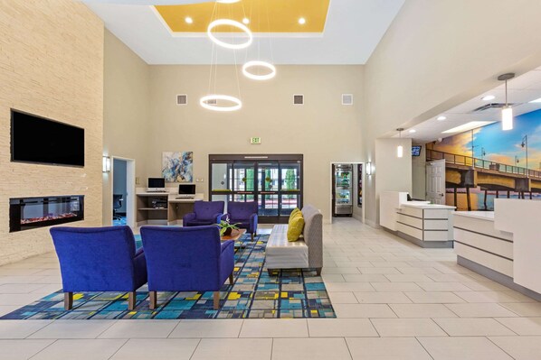 Lobby - La Quinta Inn & Suites by Wyndham NE Long Beach/Cypress (Hawaiian Gardens)