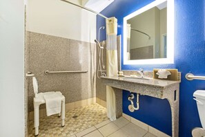 Duschwanne, kostenlose Toilettenartikel, Haartrockner, Handtücher