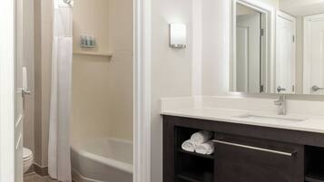 Artículos de tocador gratuitos, secador de pelo, toallas