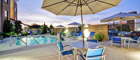 Piscine extérieure, parasols de plage