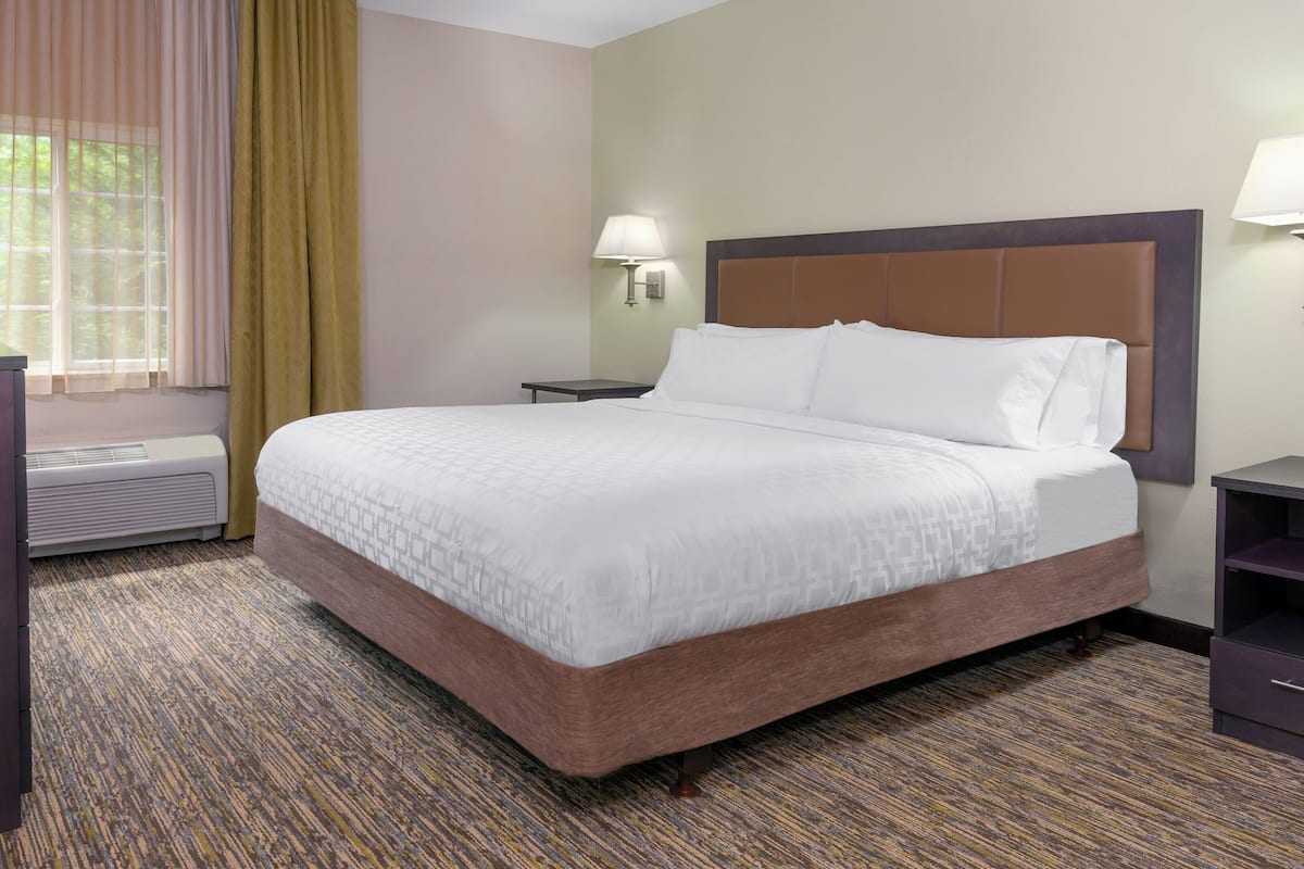 Suite, 1 Tempat Tidur King | Seprai premium, brankas, meja kerja, dan ruang kerja ramah laptop