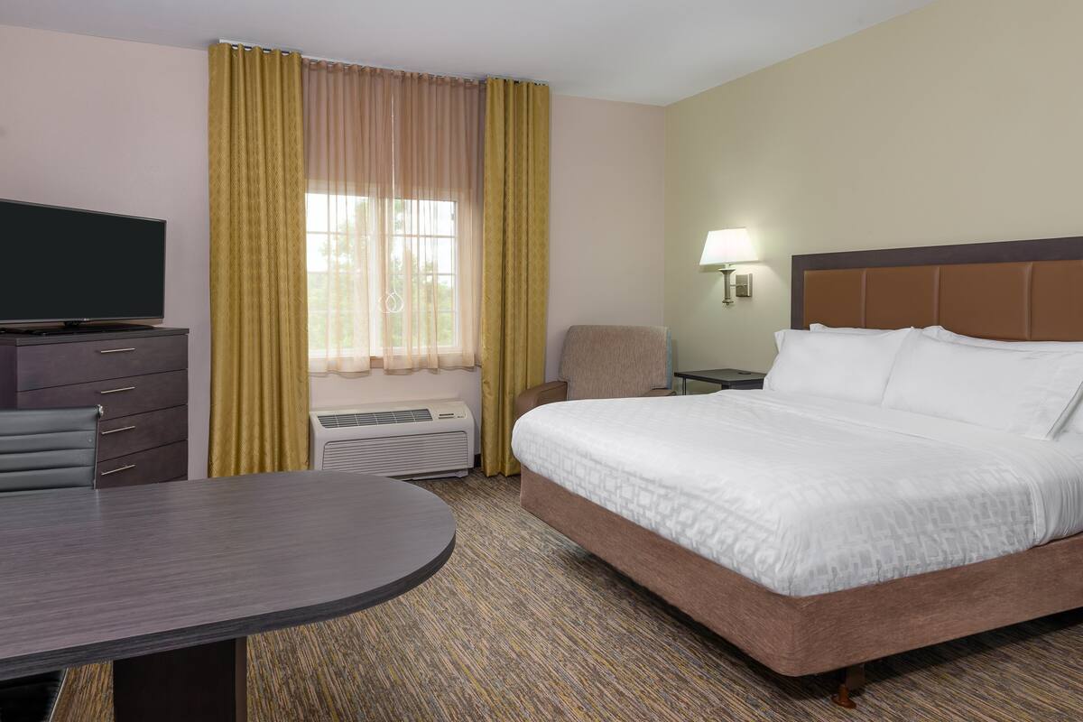 Premium bedding, in-room safe, desk, laptop workspace