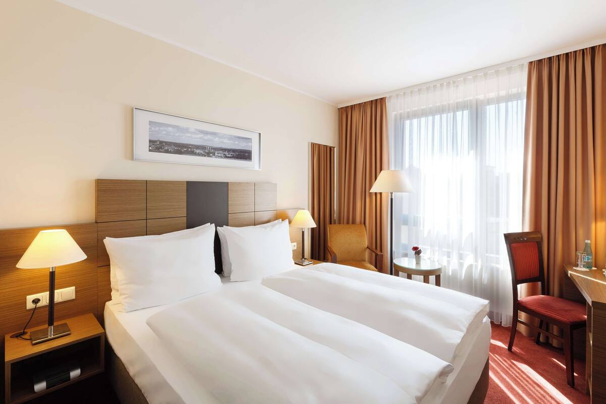 standard room, 1 double bed (walk-in shower) | 1 bedroom, down duvets, in-room safe, laptop workspace