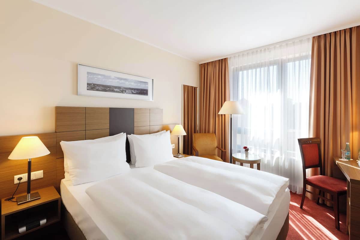 Standard Room, 1 Double Bed (Walk-in Shower) | 1 bedroom, down comforters, in-room safe, laptop workspace