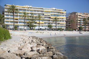 A la platja, gandules de platja i para-sols per a la platja 