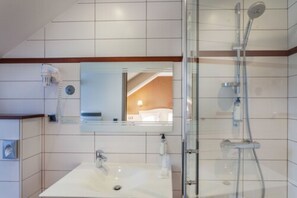 Quarto superior, 1 cama de casal, para não fumantes (Larger Room;Twin bed on request) | Banheiro | Chuveiro, secador de cabelo, toalhas de banho 