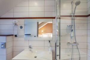 Ducha, secador de pelo, toallas