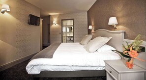 Prestige double room | Desk, blackout drapes, soundproofing, iron/ironing board