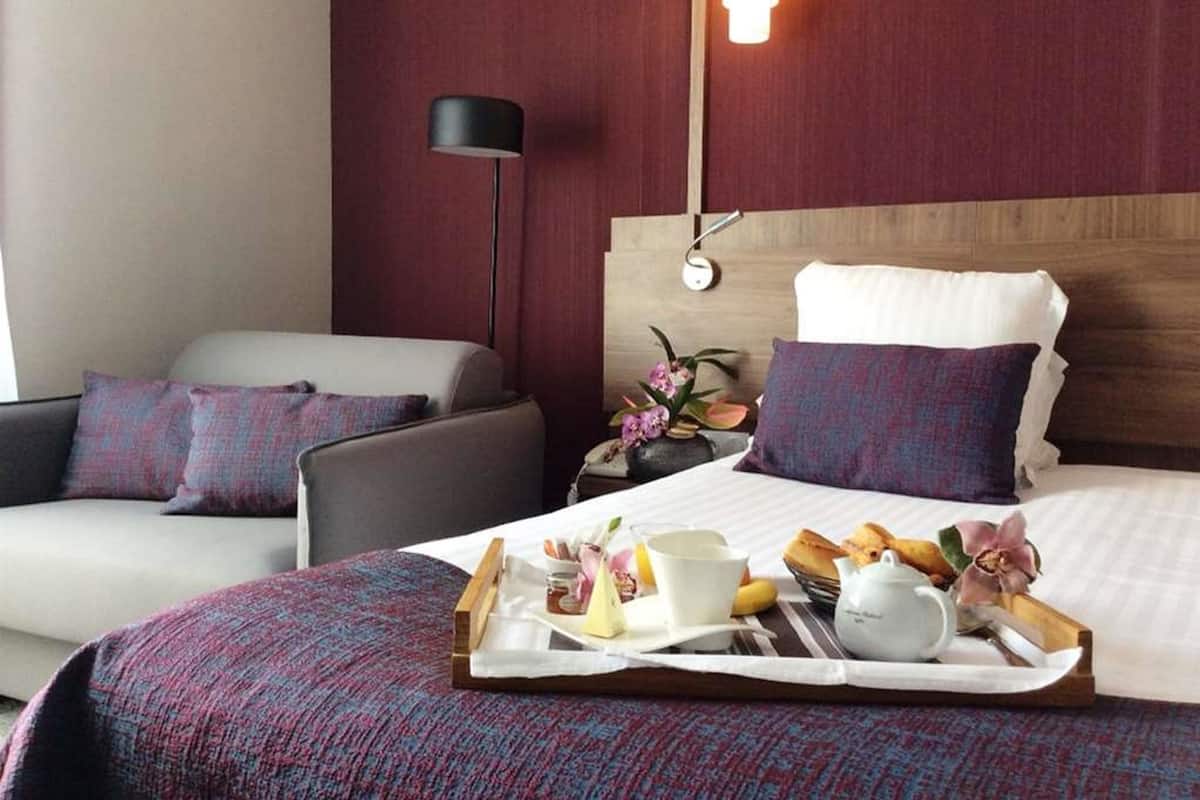 Prestige double room | Desk, blackout curtains, soundproofing, iron/ironing board