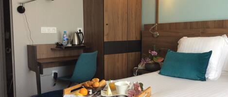 Rom – superior, 1 dobbeltseng, ikke-røyk (Larger Room;Twin bed on request) | Skrivebord, blendingsgardiner, lydisolert og strykejern/-brett