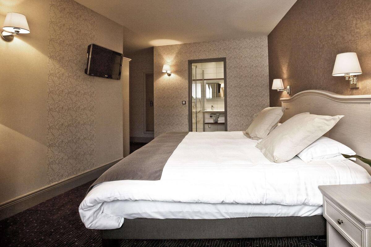 Hypo-allergenic bedding, desk, blackout curtains, soundproofing