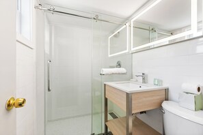 Suihkun ja ammeen yhdistelmä, ilmaiset hygieniatuotteet, pyyhkeet