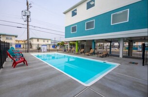 Una piscina al aire libre de temporada