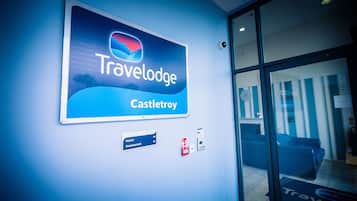 Señal de Travelodge Castletroy con una señal de flecha direccional debajo.