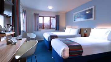 Triple Room | Desk, iron/ironing board, free WiFi, bed sheets