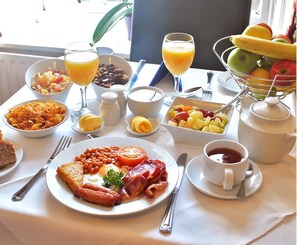 Café da manhã completo todos os dias mediante uma taxa