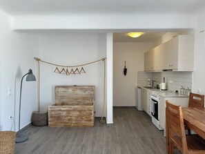 Mini Suite | Cocina privada | Refrigerador, parrilla de estufa y cafetera y tetera 