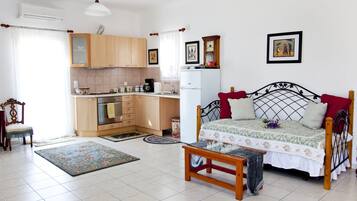 Suite | Private kitchenette | Fridge, stovetop, coffee/tea maker