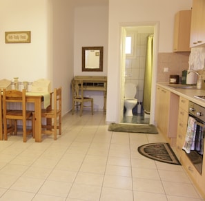 Fridge, stovetop, coffee/tea maker