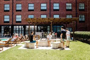 Courtyard - NYLO Las Colinas Hotel, Tapestry Collection by Hilton (Irving)