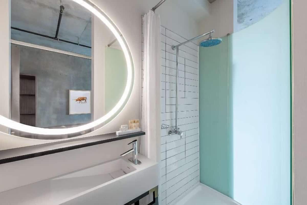 Baño | Regadera, regadera tipo lluvia, amenidades de baño de diseñador